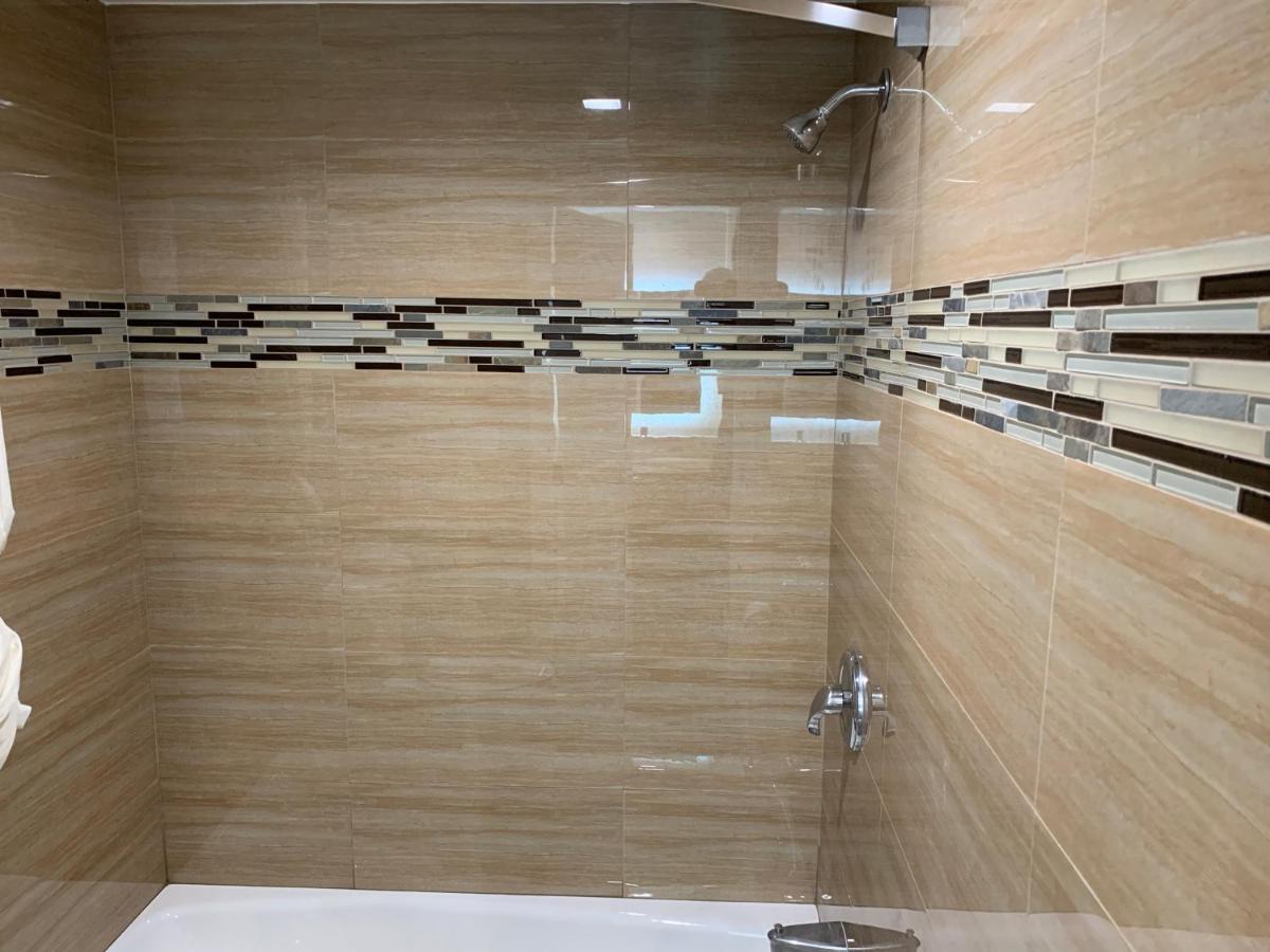 Walnut Inn & Suites Уэст-Ковина Экстерьер фото