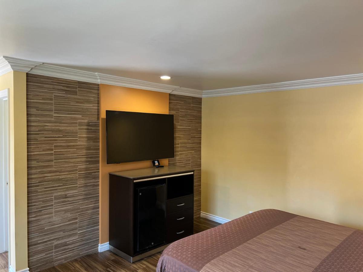 Walnut Inn & Suites Уэст-Ковина Экстерьер фото