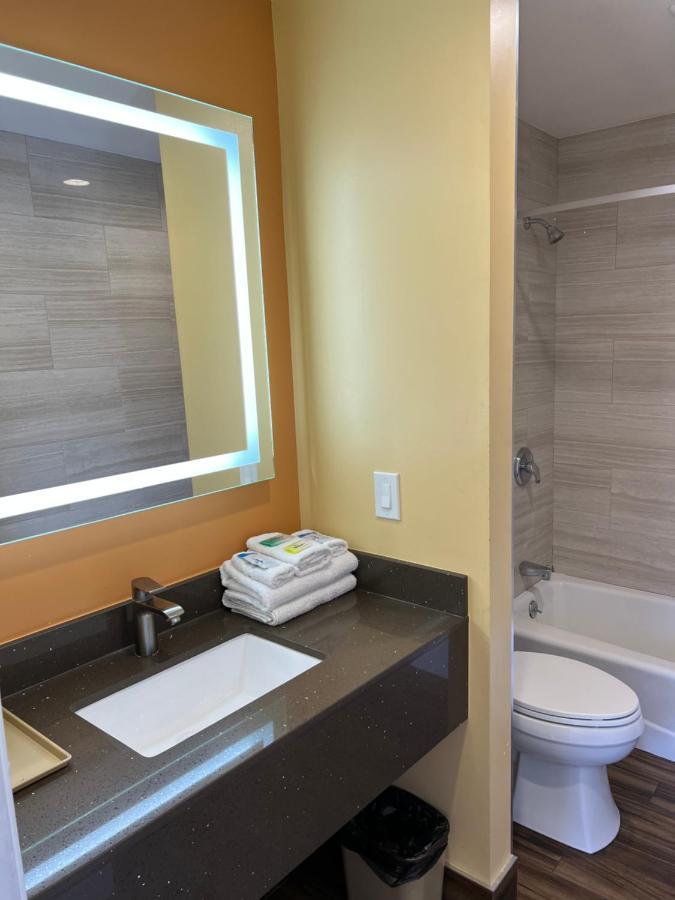 Walnut Inn & Suites Уэст-Ковина Экстерьер фото