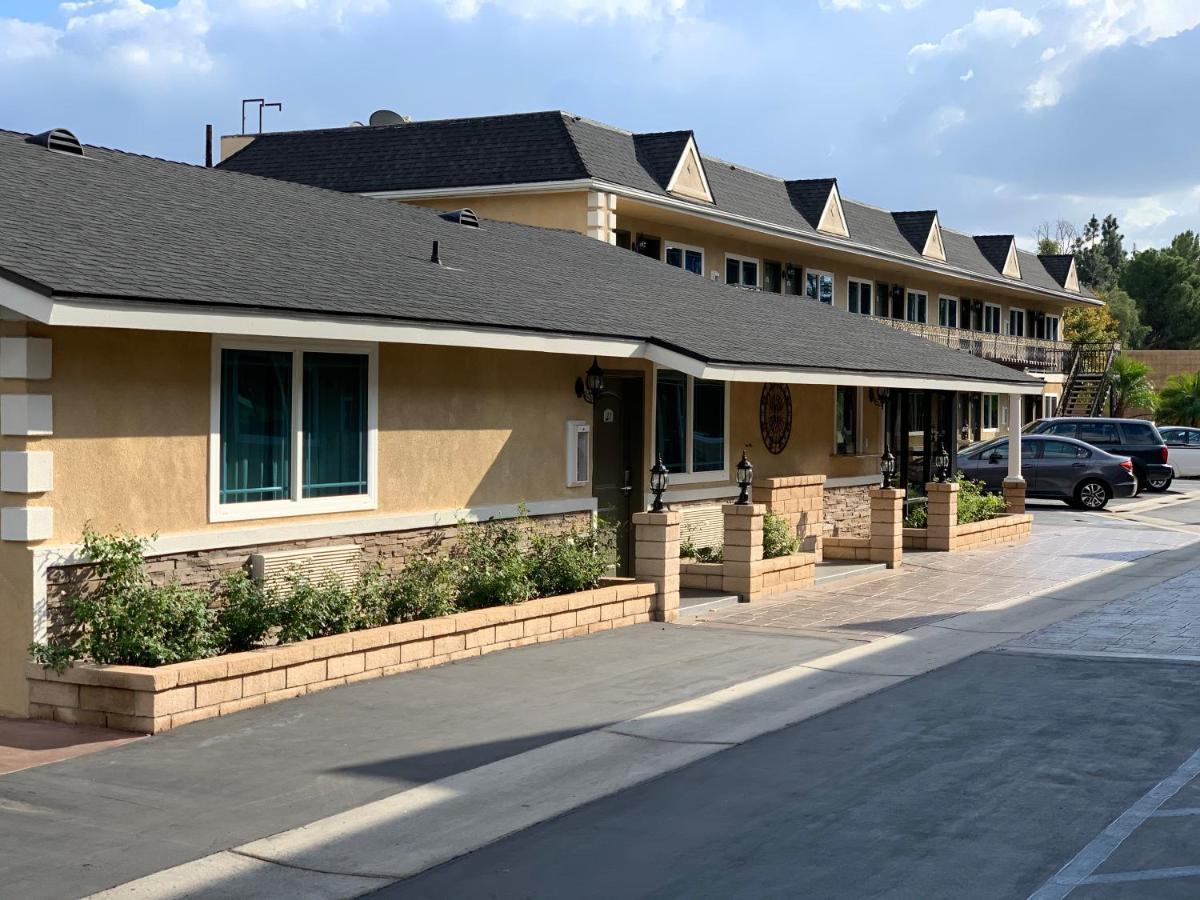 Walnut Inn & Suites Уэст-Ковина Экстерьер фото