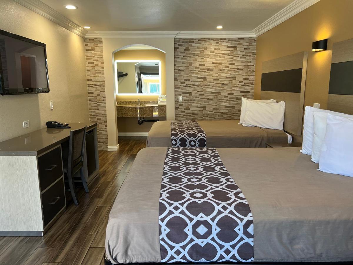 Walnut Inn & Suites Уэст-Ковина Экстерьер фото
