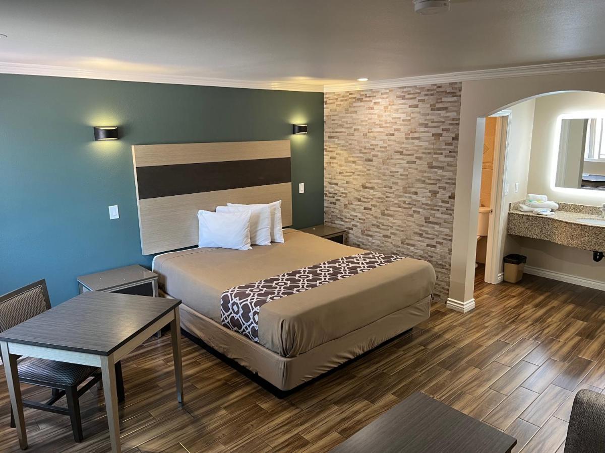 Walnut Inn & Suites Уэст-Ковина Экстерьер фото