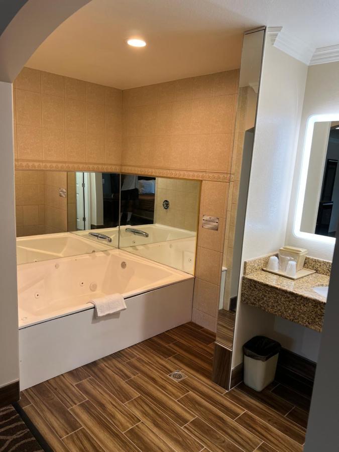 Walnut Inn & Suites Уэст-Ковина Экстерьер фото