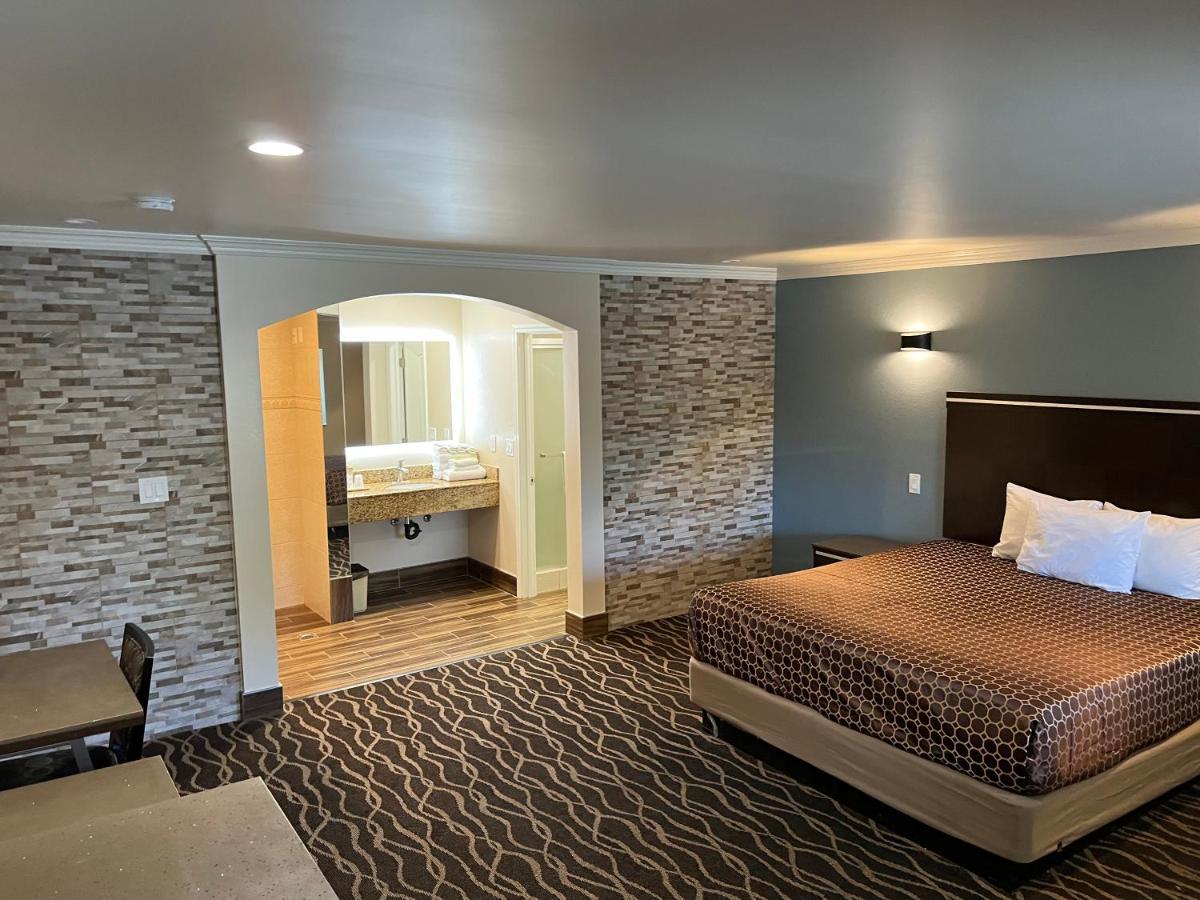 Walnut Inn & Suites Уэст-Ковина Экстерьер фото