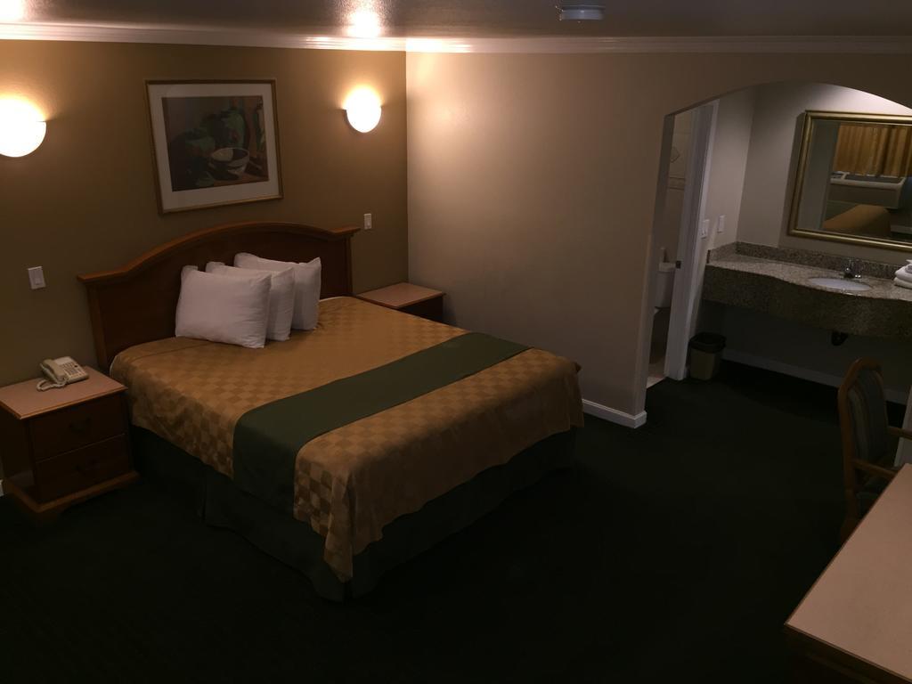 Walnut Inn & Suites Уэст-Ковина Экстерьер фото