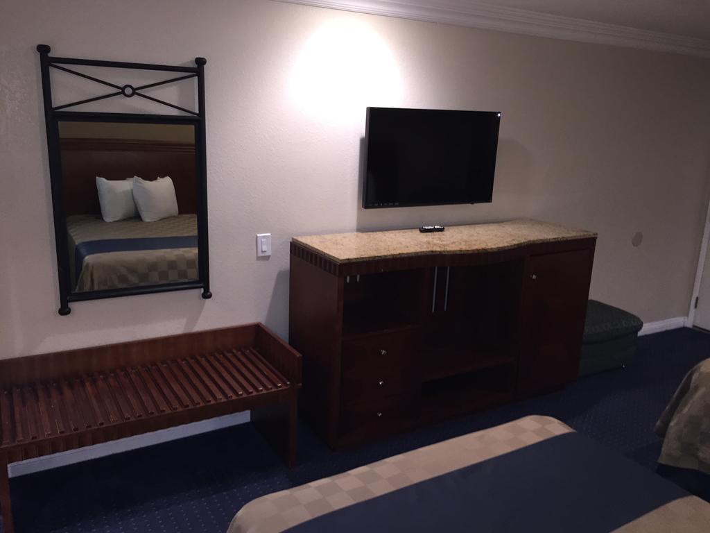 Walnut Inn & Suites Уэст-Ковина Экстерьер фото