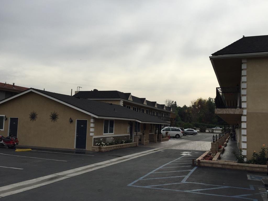 Walnut Inn & Suites Уэст-Ковина Экстерьер фото