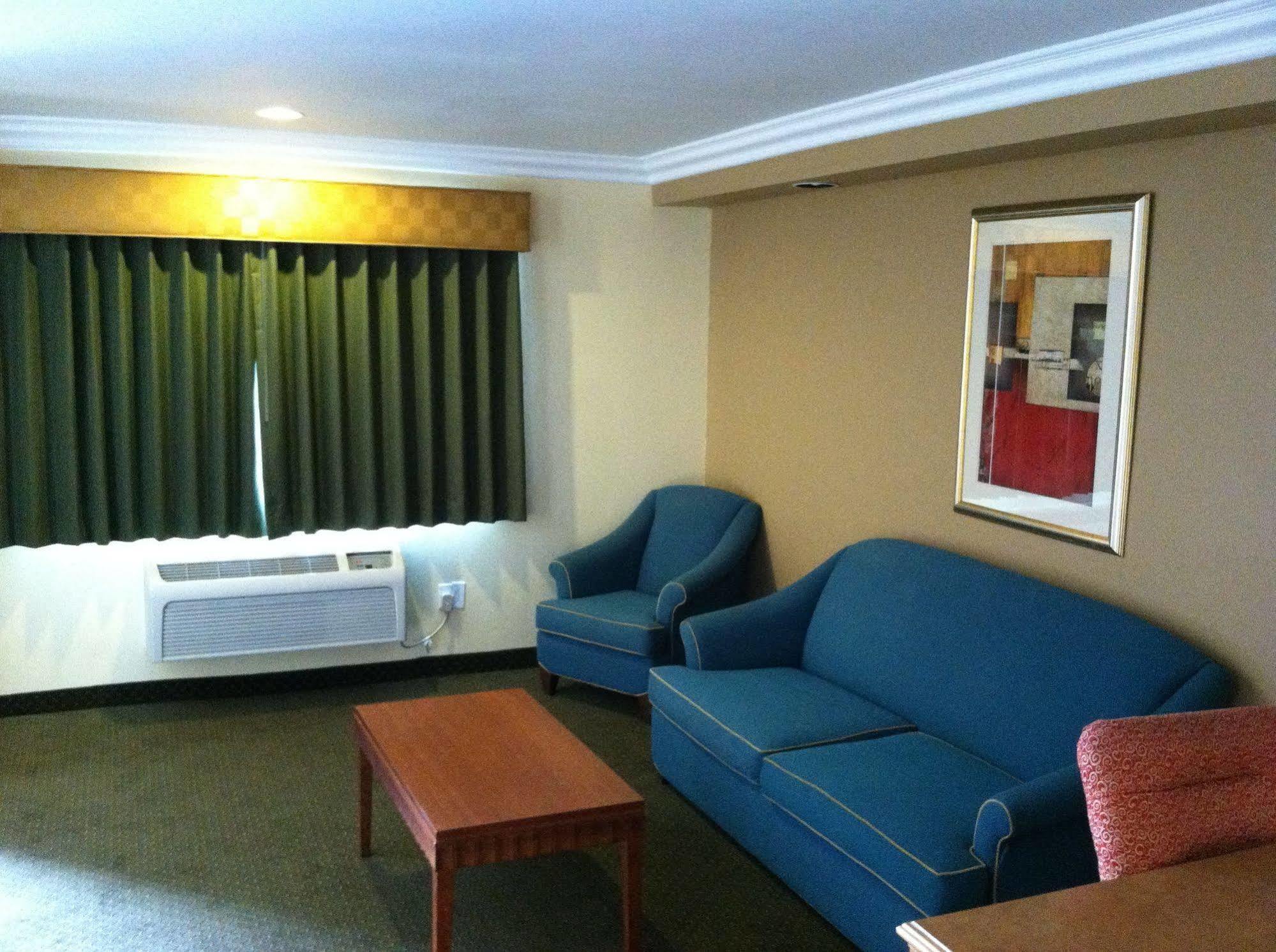Walnut Inn & Suites Уэст-Ковина Экстерьер фото