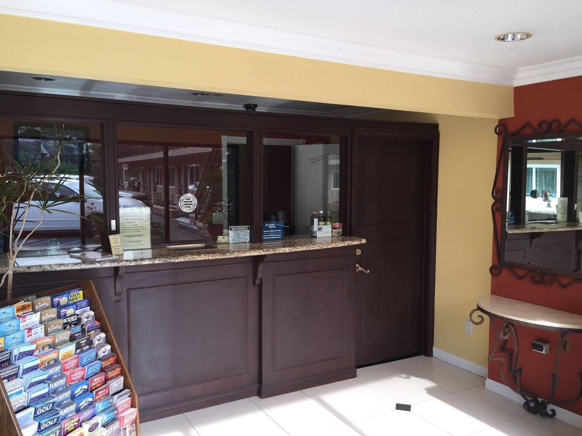 Walnut Inn & Suites Уэст-Ковина Экстерьер фото