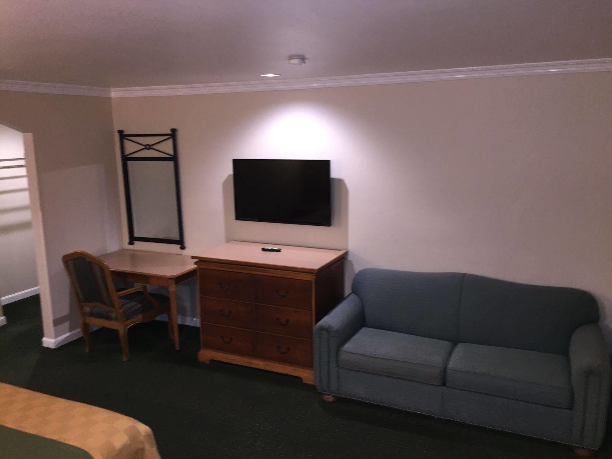 Walnut Inn & Suites Уэст-Ковина Экстерьер фото