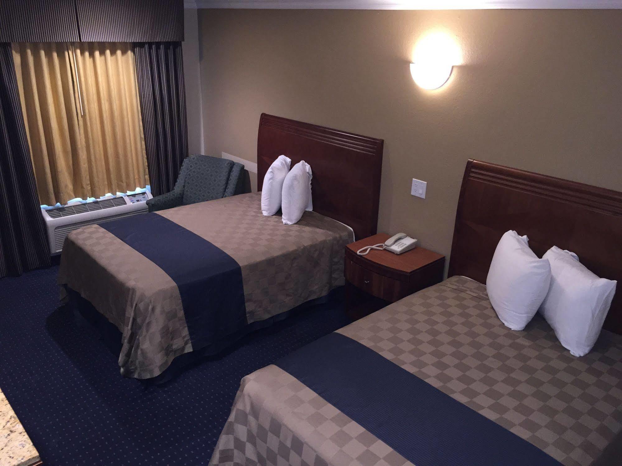 Walnut Inn & Suites Уэст-Ковина Экстерьер фото