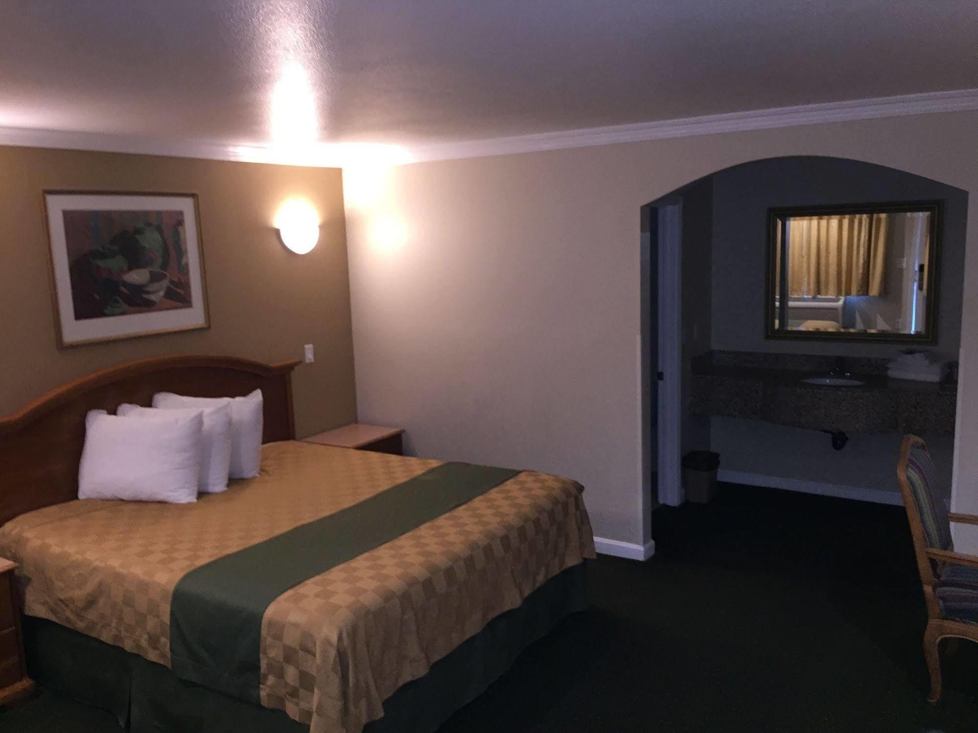 Walnut Inn & Suites Уэст-Ковина Экстерьер фото