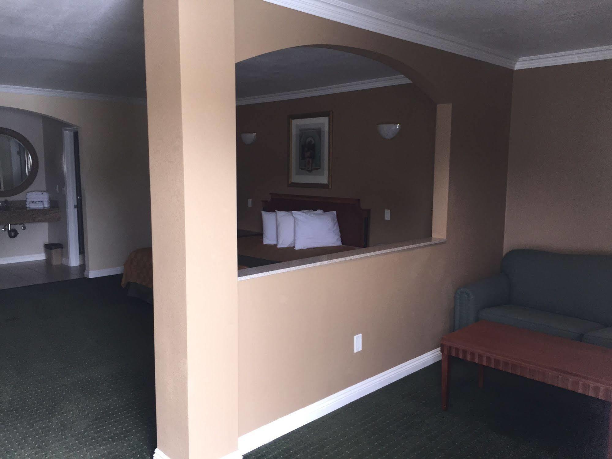 Walnut Inn & Suites Уэст-Ковина Экстерьер фото