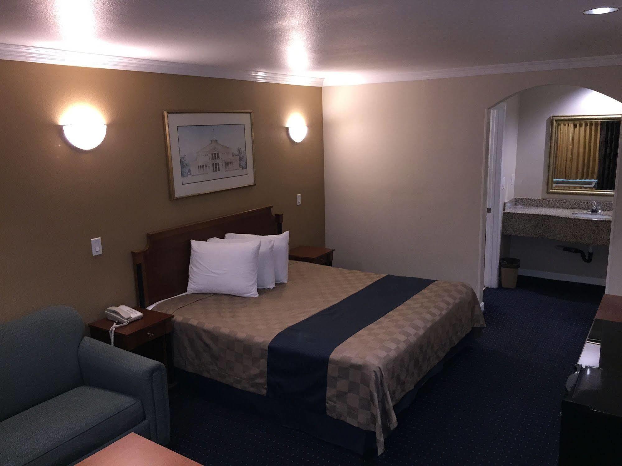 Walnut Inn & Suites Уэст-Ковина Экстерьер фото