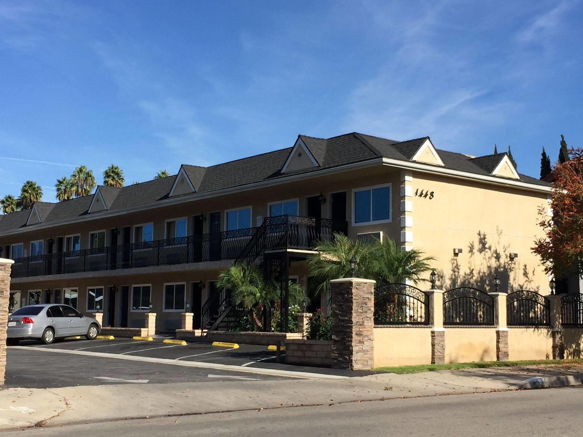 Walnut Inn & Suites Уэст-Ковина Экстерьер фото