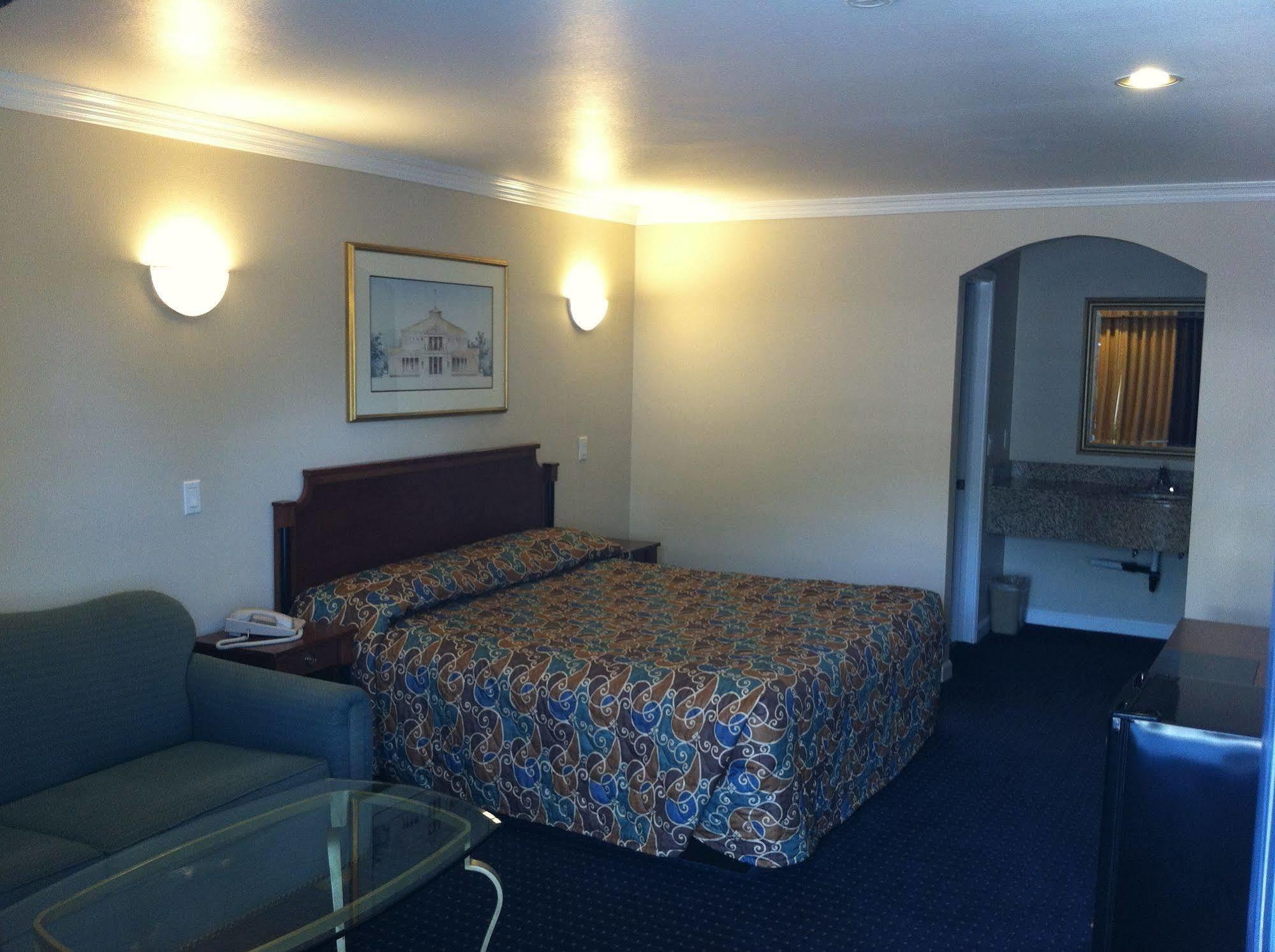 Walnut Inn & Suites Уэст-Ковина Экстерьер фото